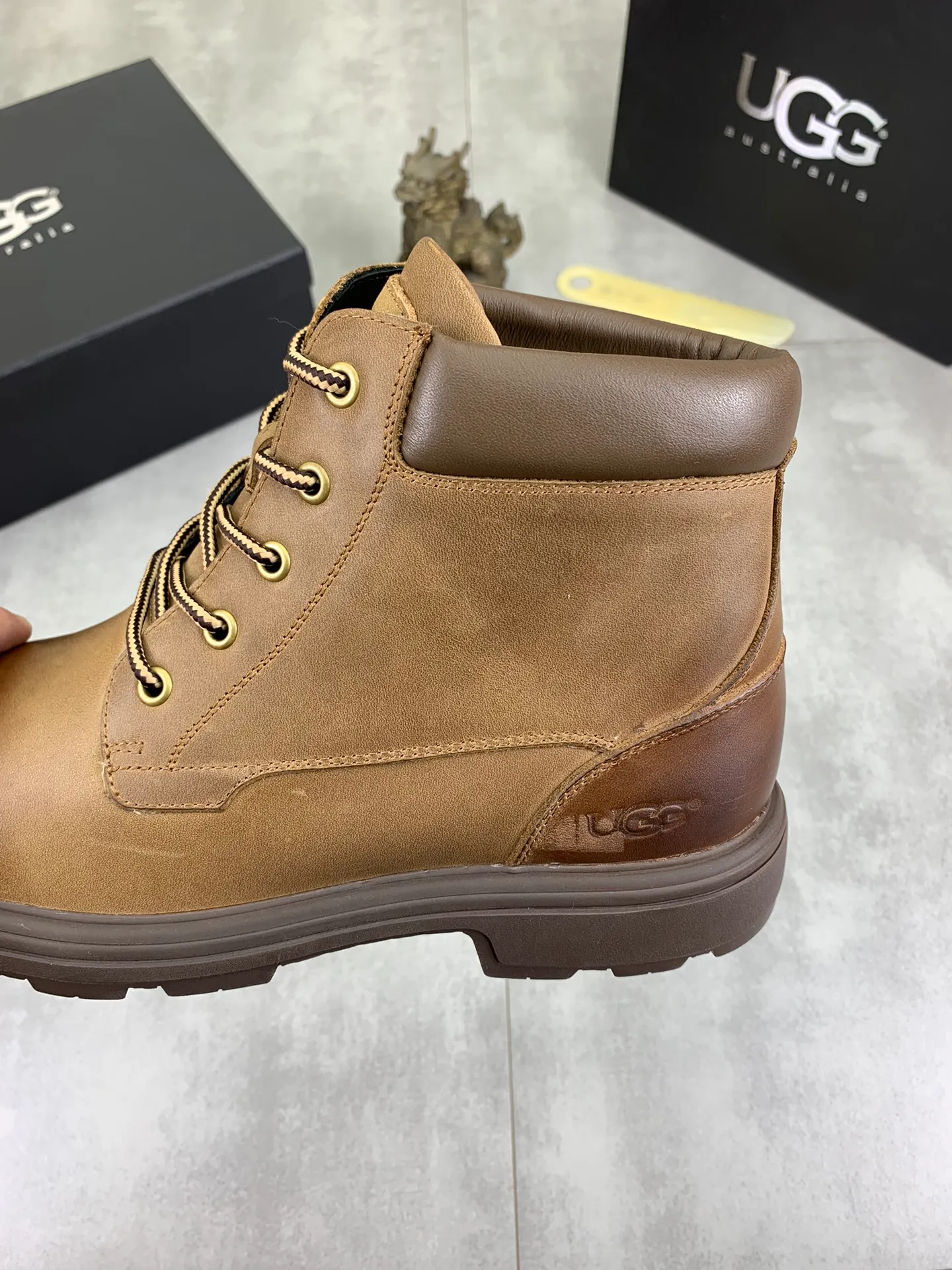 Factory price P640 💶[UGG] (full wool lining) Top-end high-quality fur integrated warm snow boots from Australia's warm luxury men's shoes brand, UGG-5877 official website synchronized, made of imported cowhide, carefully sewn...Imported rubber outsole (comfortable, soft, wear-resistant) The quality is really great...Exquisite workmanship, you can't put it down at first sight, code number: 39-44 Color: 3️⃣colors available